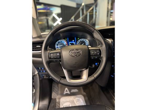 TOYOTA HILUX SW4 2.8 D-4D TURBO DIESEL SRX PLATINUM 4X4 AUTOMÁTICO